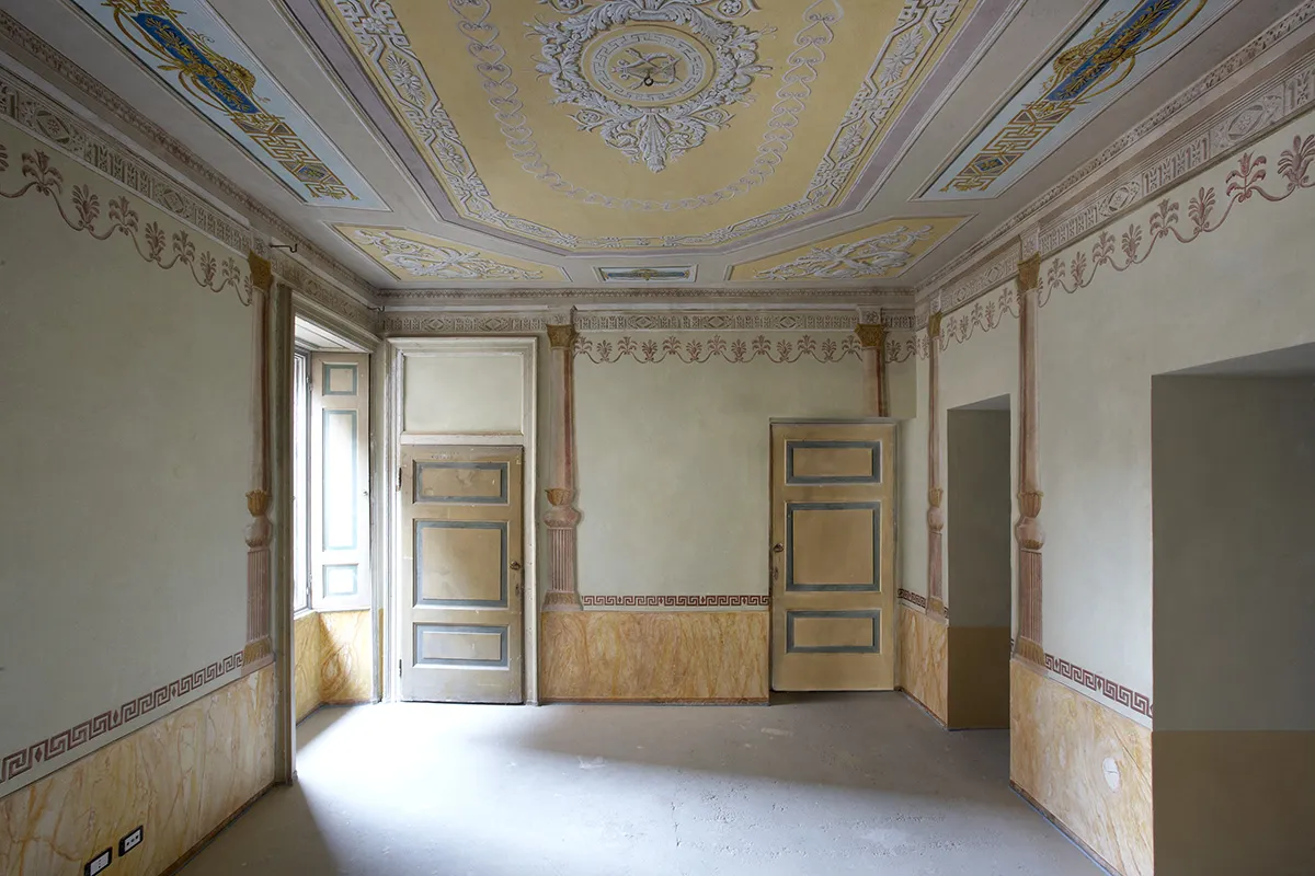 Sala con soffitto affrescato a cassettoni e zoccolatura a finto marmo