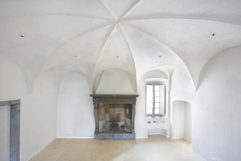 Sala con volta a ombrello e camino monumentale in pietra