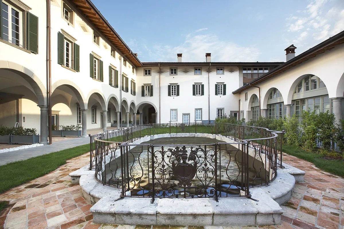 La facciata di Palazzo Spampatti nel centro storico di Gandino